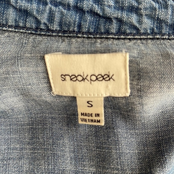 EUC chambray blouse with cute pearl like buttons - Picture 3 of 4